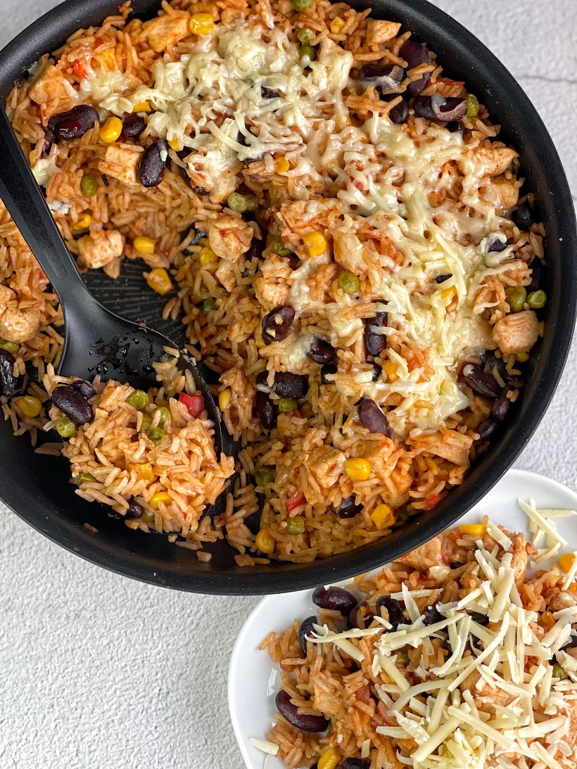 Mexická rýže s kuřecím masem z jedné pánve