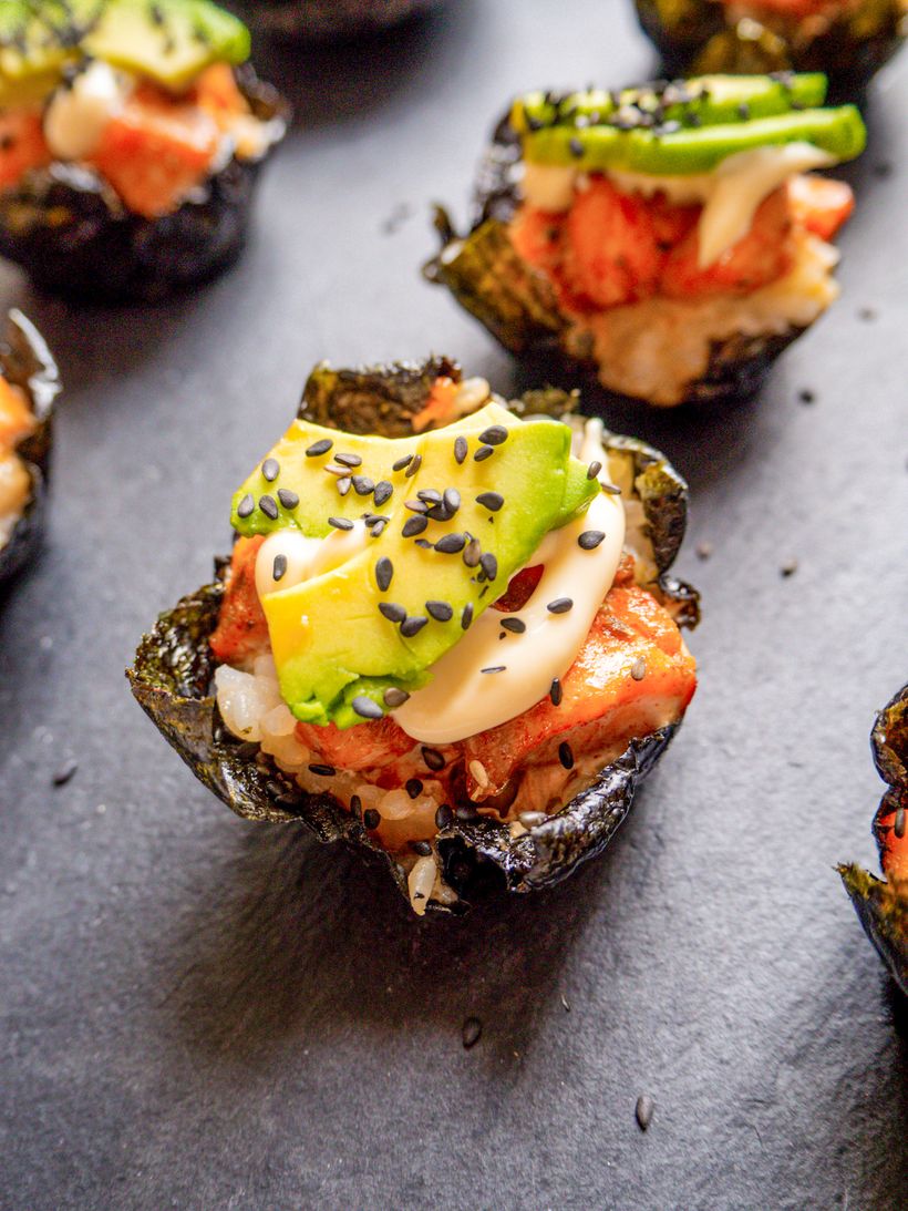 Domácí sushi muffiny s lososem a avokádem