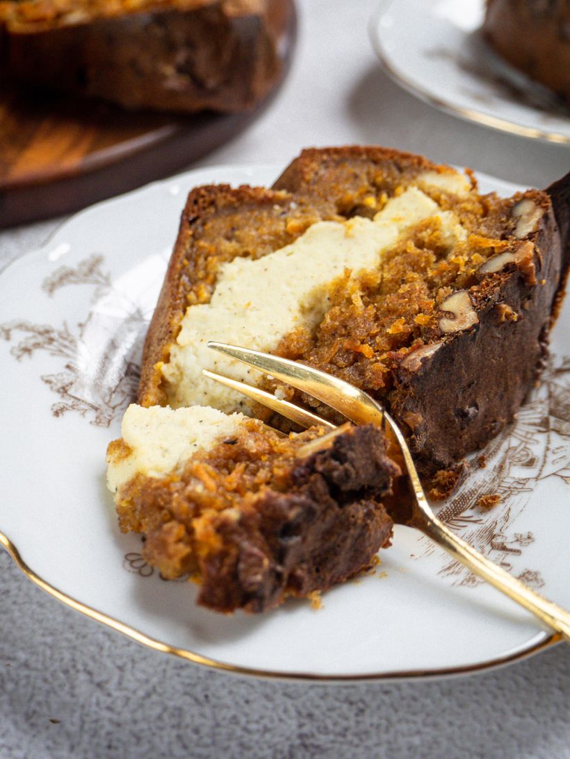 Karottenkuchen mit Quark und Walnüssen