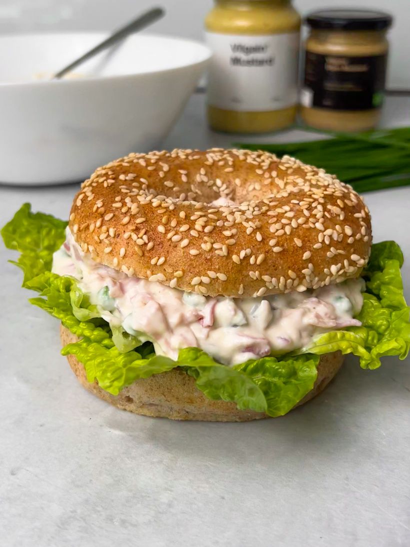 Nabušený bagel s pařížským salátem
