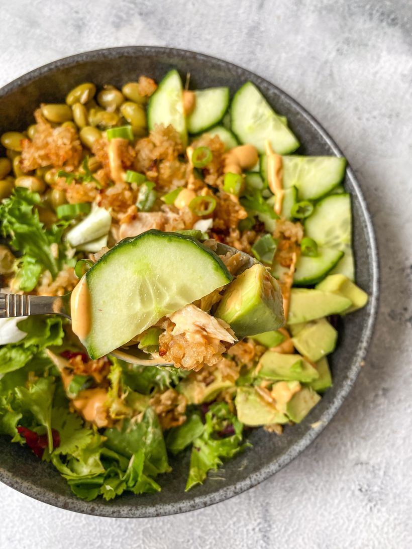 Salat mit Wildlachs und knusprigem Reis