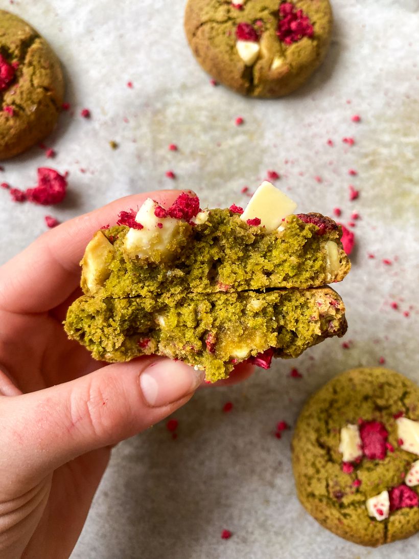 Matcha-Kekse mit Himbeeren und weißer Schokolade