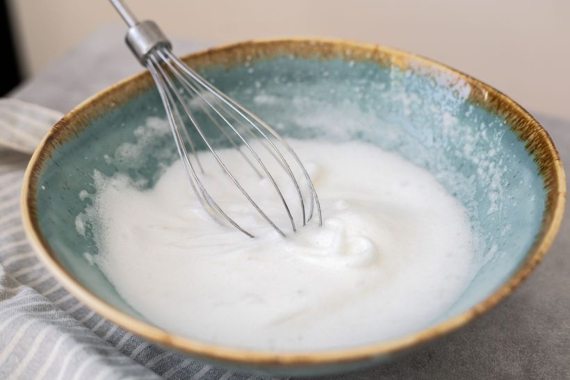 Jednoduchá jablková torta z domácich piškót s pudingovým krémom