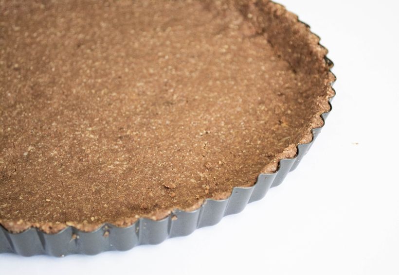 Vegan nepečený čokoládový dort s granátovým jablkem