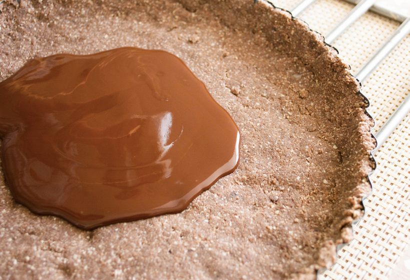 Vegan nepečený čokoládový dort s granátovým jablkem