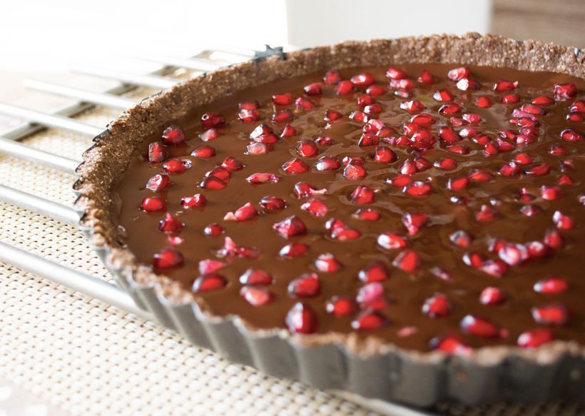 Vegan nepečený čokoládový dort s granátovým jablkem