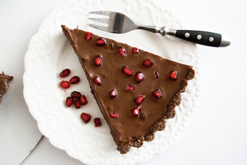 Vegan nepečený čokoládový dort s granátovým jablkem