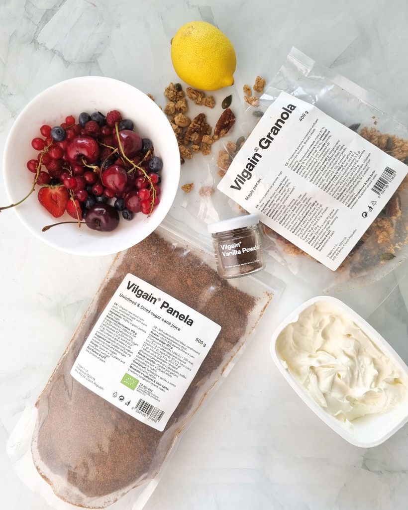 Vanilkový tvaroh s granolou a ovocem