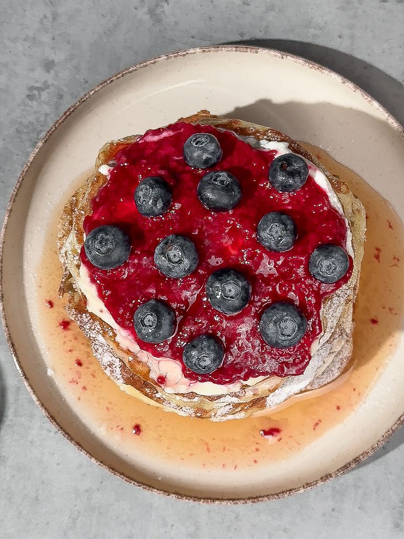 Cottage-Pfannkuchen mit Quark und Marmelade
