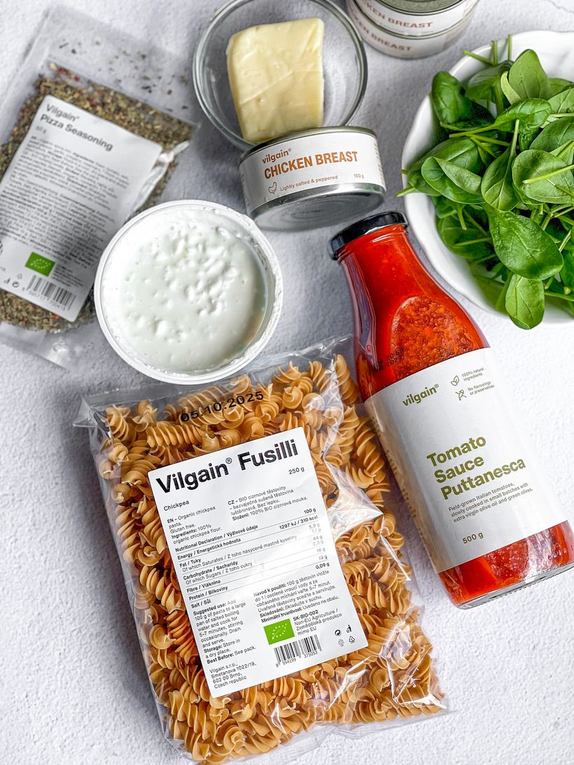 Cizrnové těstoviny s kuřecím a rajčatovou omáčkou