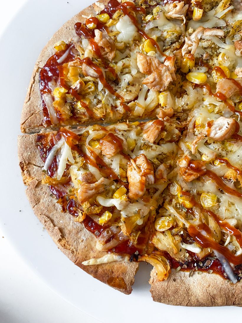 BBQ špaldová pizza s kuřetem