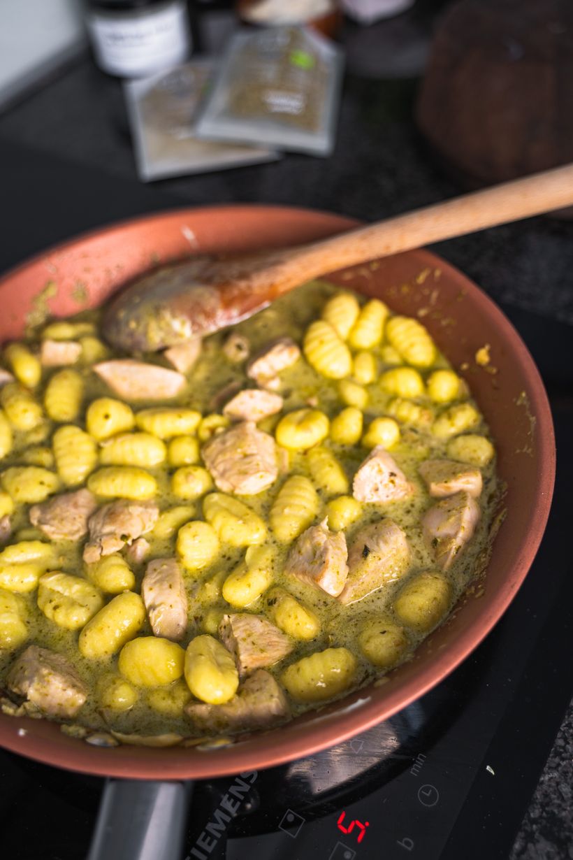 Gnocchi s kuřecím masem a pestem z jedné pánve