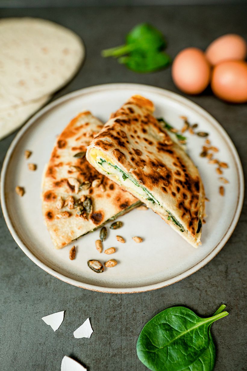 Wrap s vejcem, sýrem a špenátem