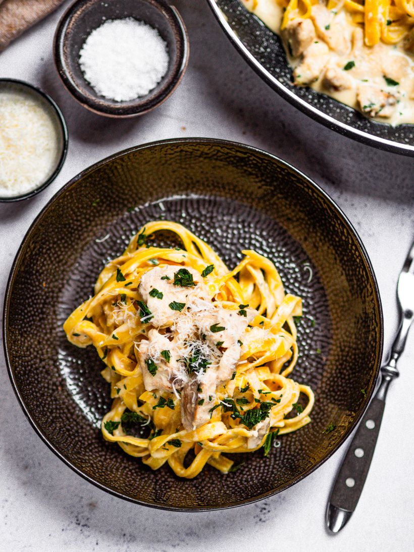 Těstoviny tagliatelle Alfredo s kuřecím masem