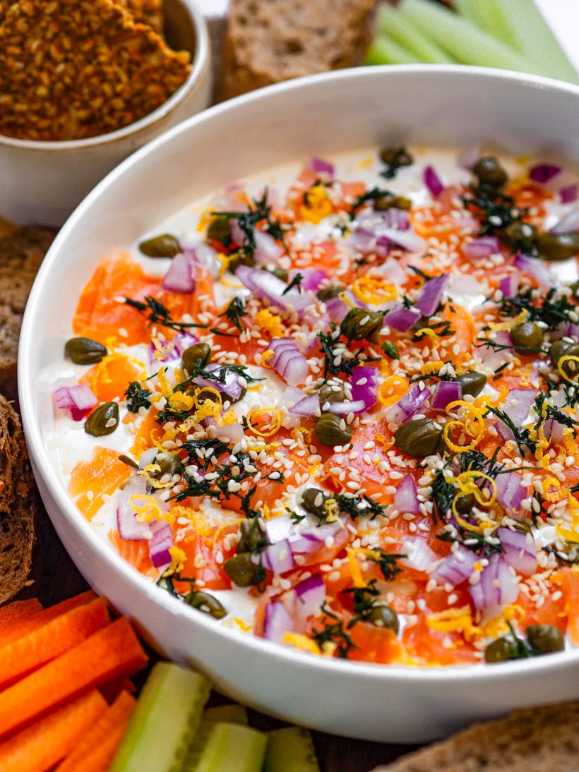 Servierplatte mit Räucherlachs und Crackern