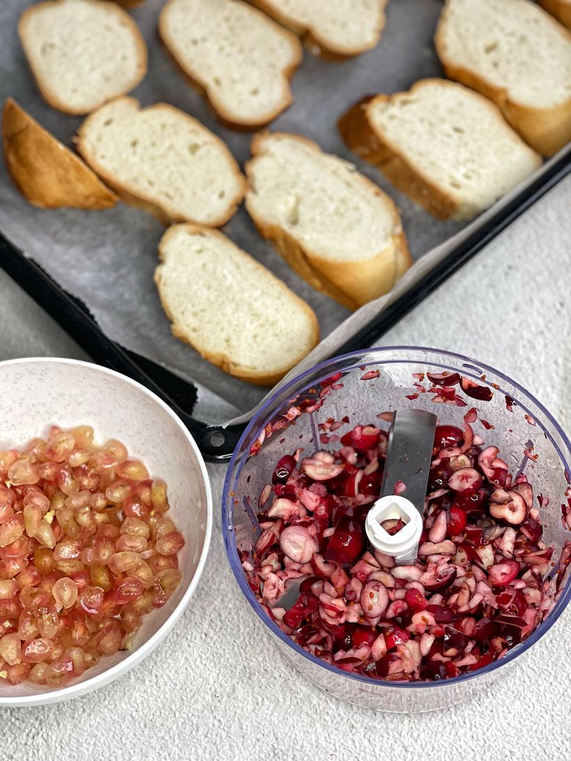 Bruschetta s hermelínem a brusinkami