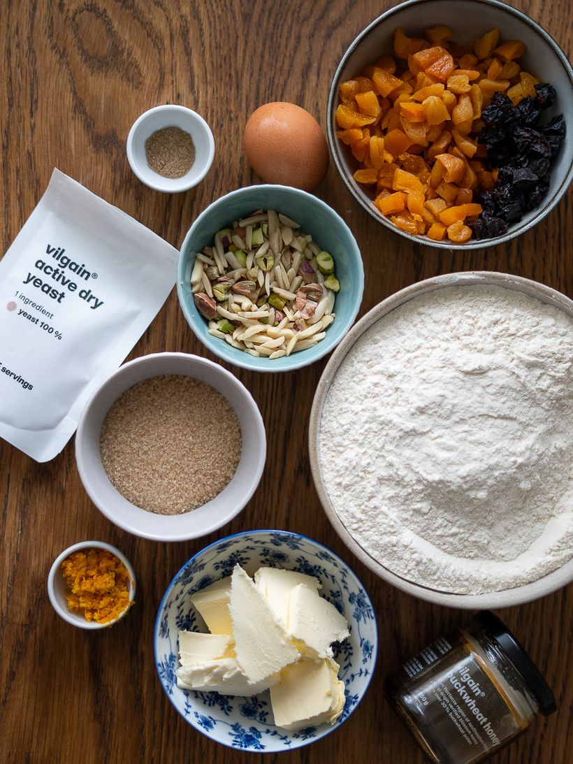 Osterbrot mit Aprikosen und Pistazien