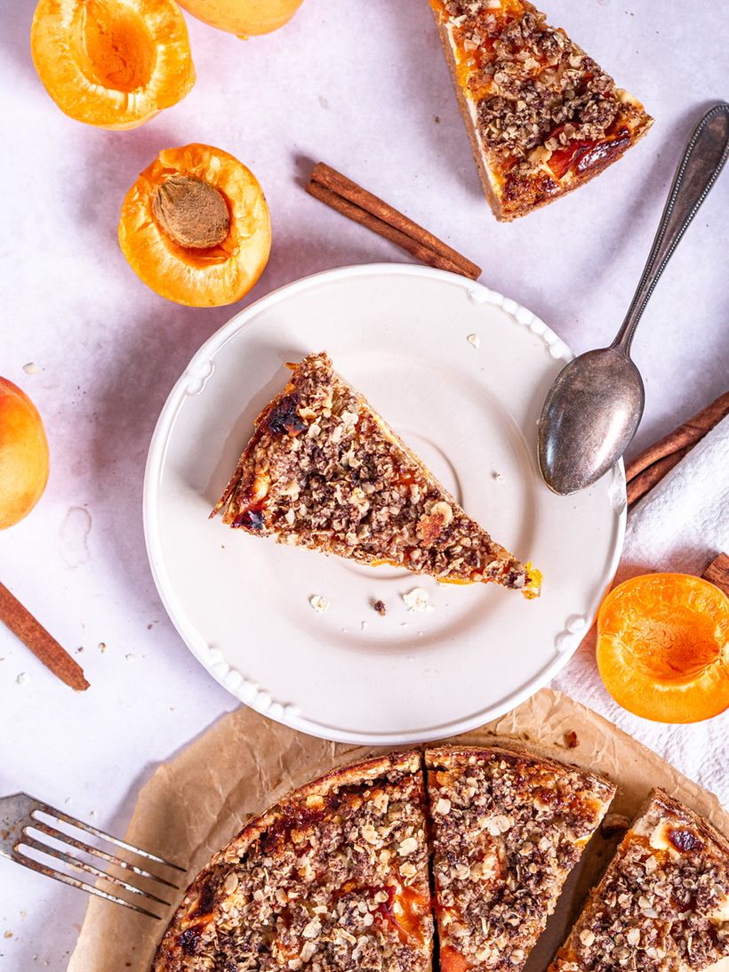 Tvarohový koláč s meruňkami a skořicovou drobenkou