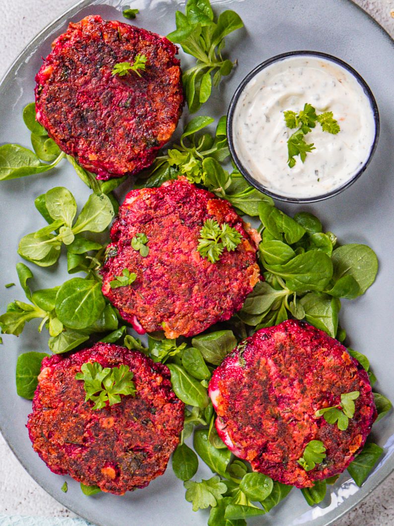 Chiftele din sfeclă roșie cu brânză balcanică