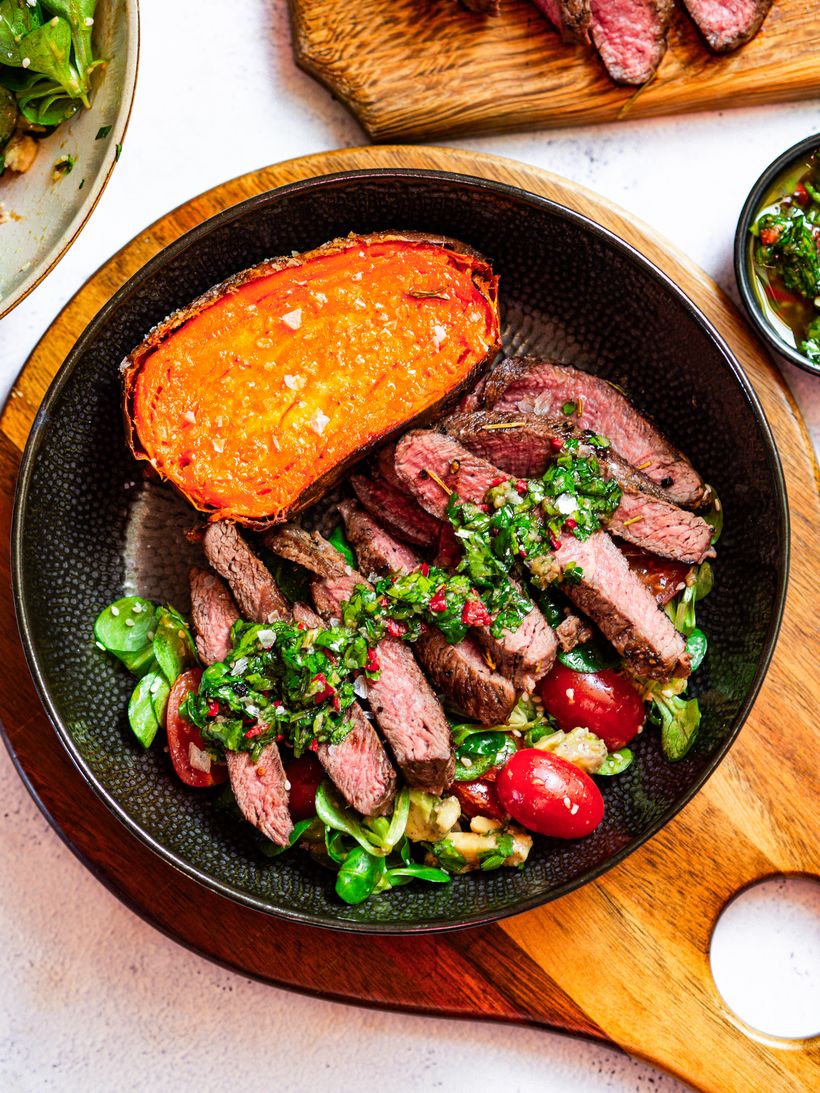 Steak s chimichurri omáčkou a pečenými batáty