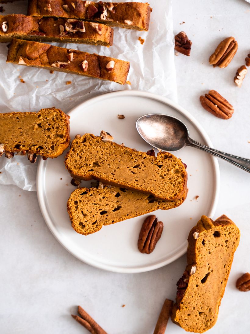 Vláčný dýňový chlebíček s pekanovými ořechy