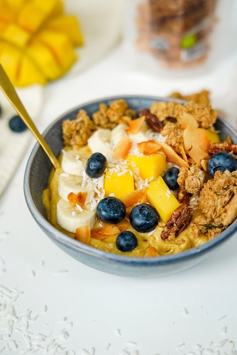 Mango smoothie bowl