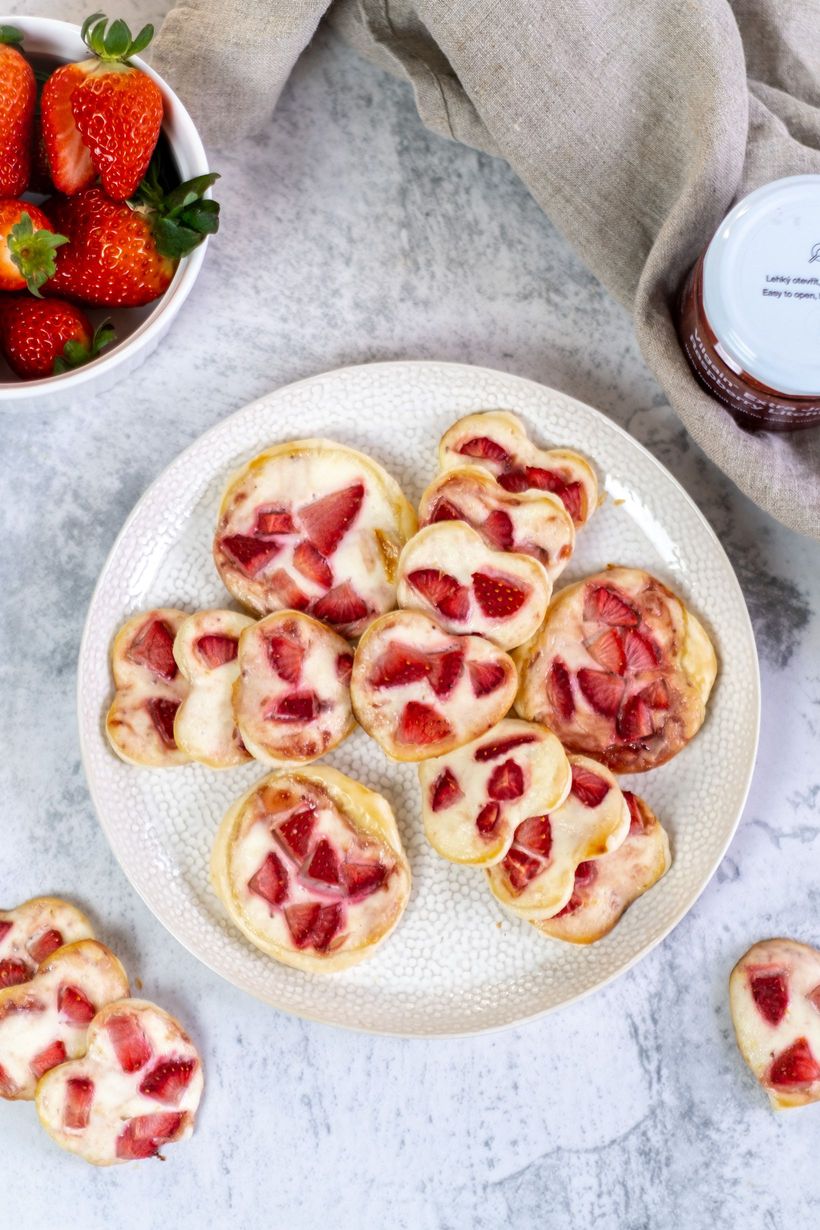 Jahodová srdíčka z listového těsta s tvarohem