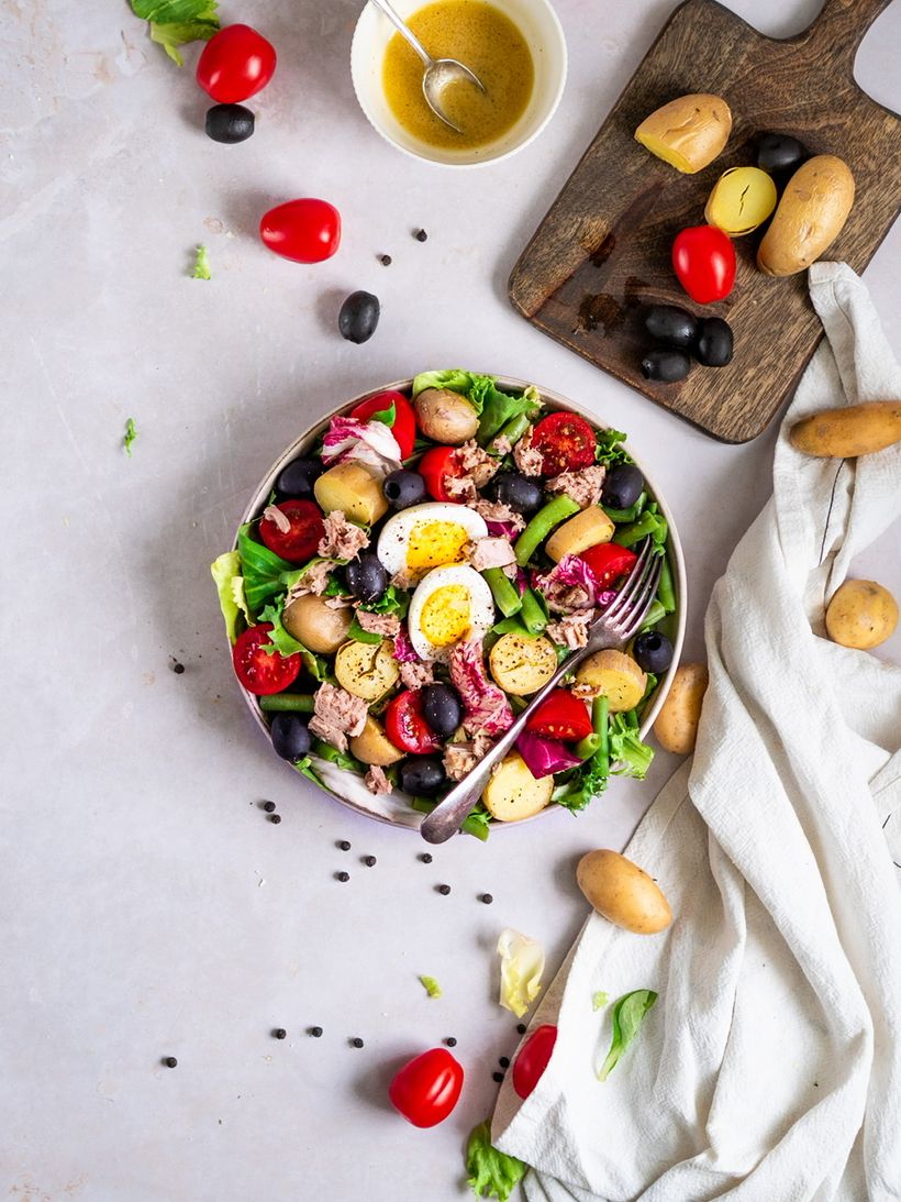 Salát Nicoise. s tuňákem