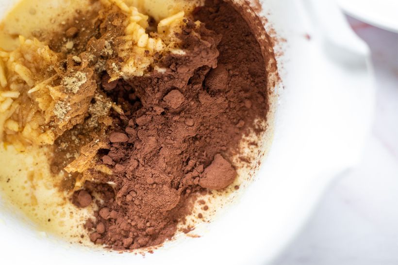 Šťavnatý jablkový koláč s čokoládovou polevou ganache