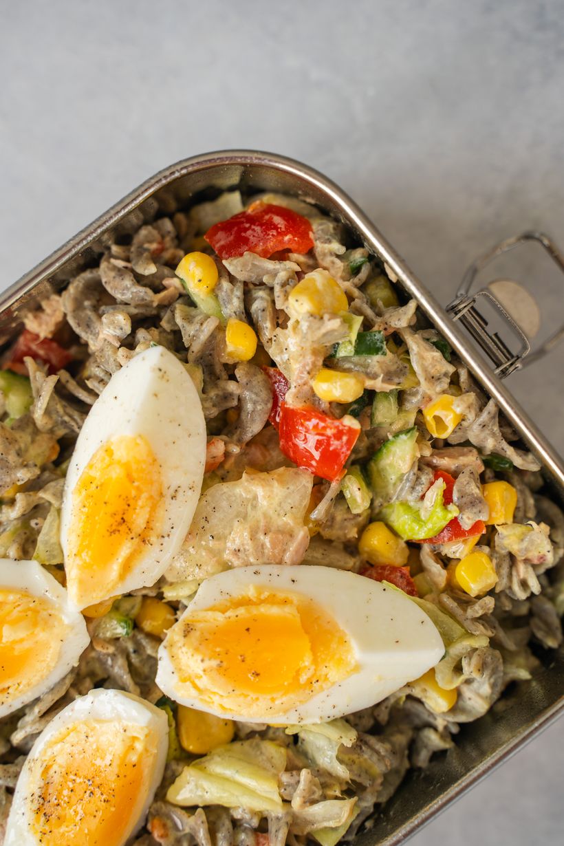 Těstovinový salát s tuňákem a vejcem