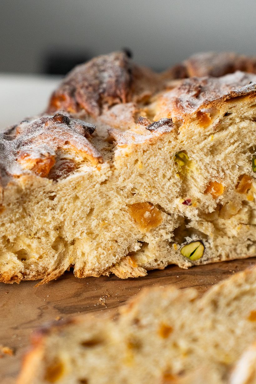 Osterbrot mit Aprikosen und Pistazien