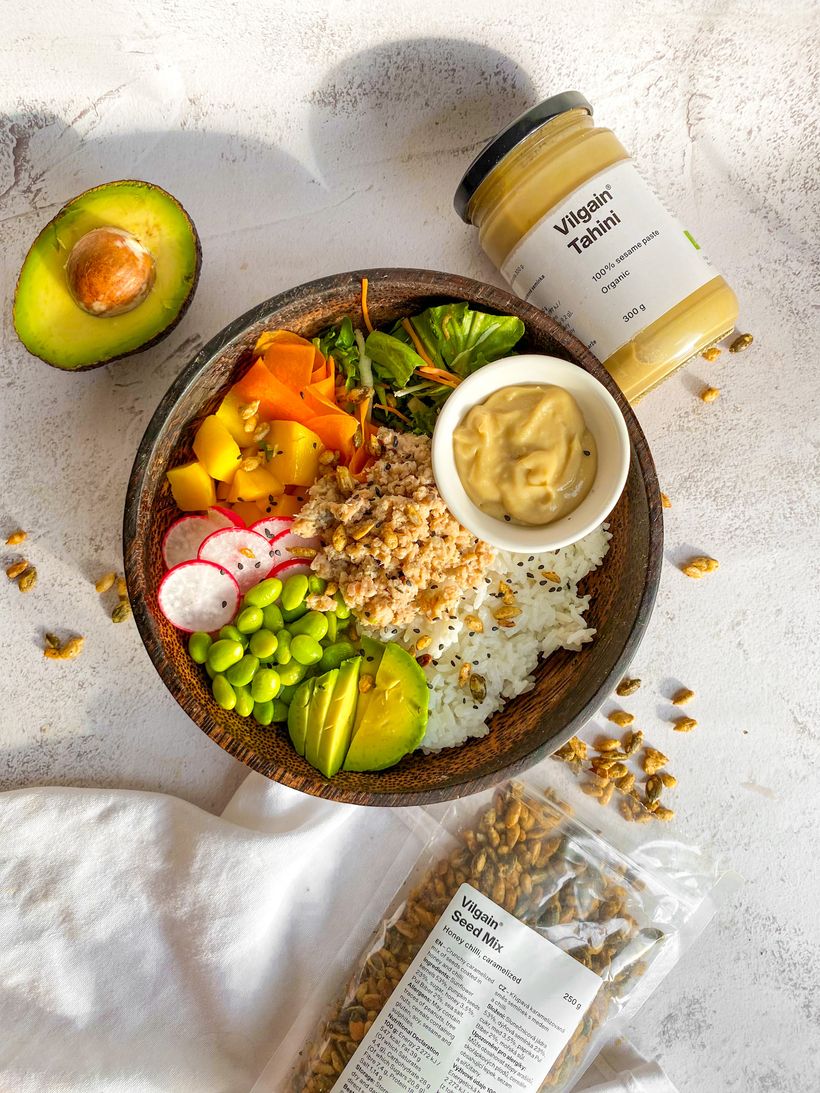 Poké bowl so pstruhom