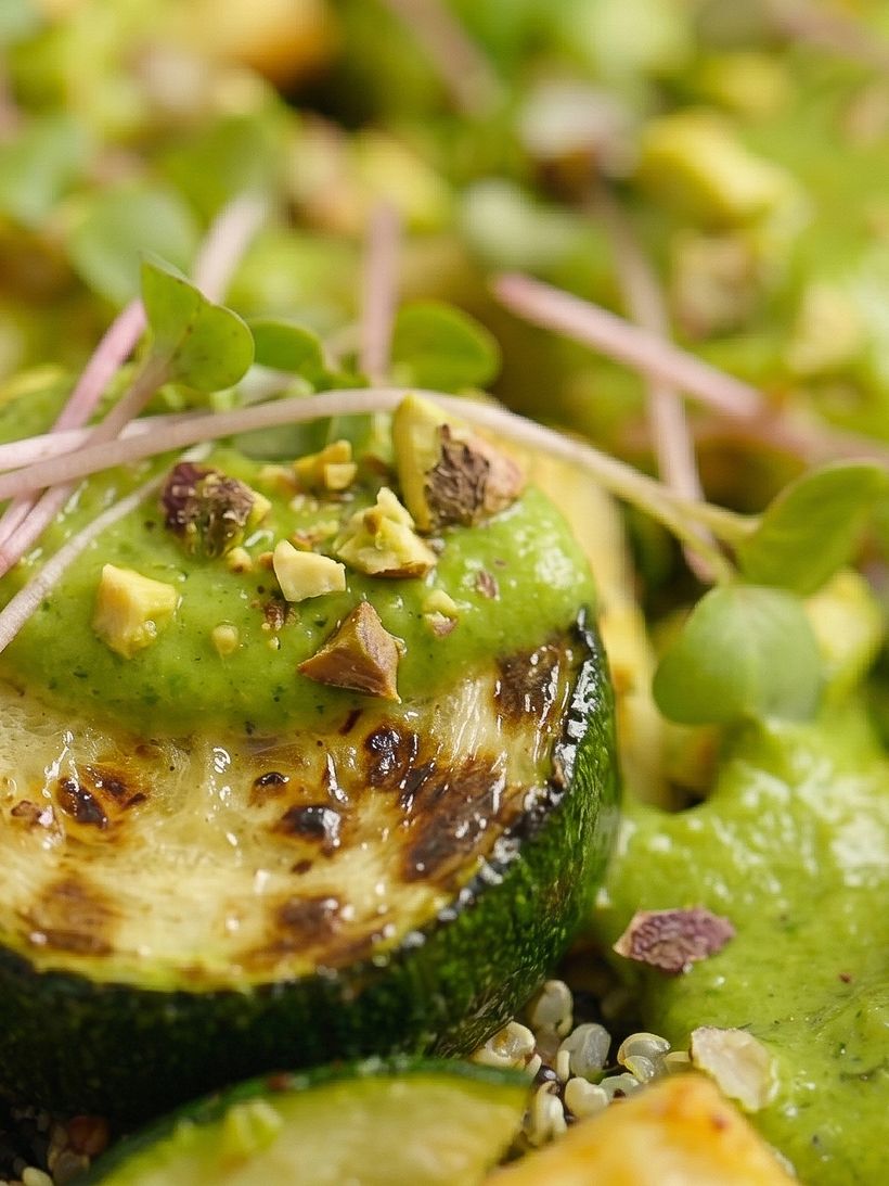 Quinoa s shiitake, pečenou zeleninou a halloumi
