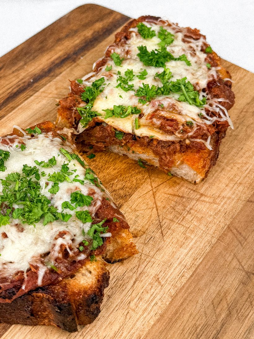 Topinky s masovou směsí a sýrem