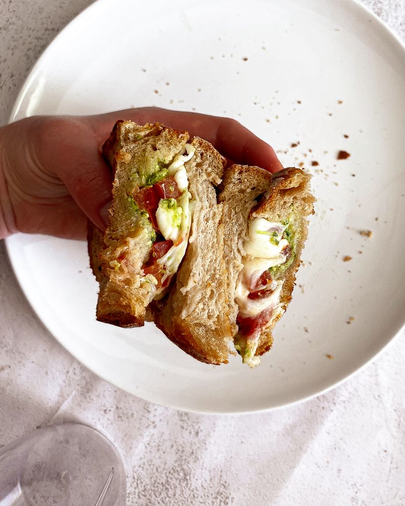 Caprese sandwich s bazalkovým pestem