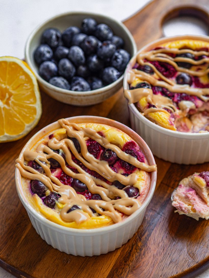 Mini Protein-Cheesecake mit Waldbeeren