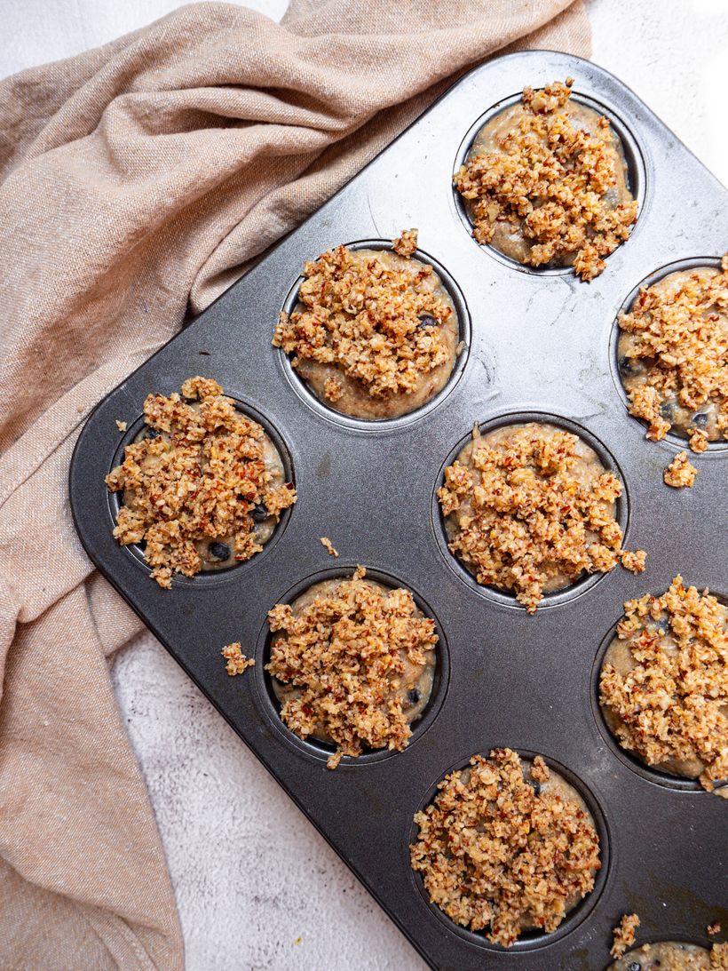 Čučoriedkové muffiny s posýpkou plnené tvarohom