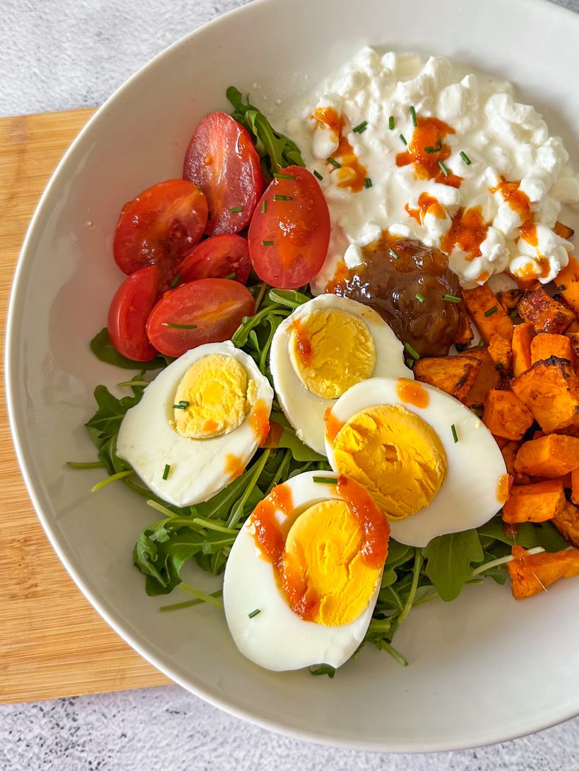 Slaná snídaňová bowl s vejci a zeleninou