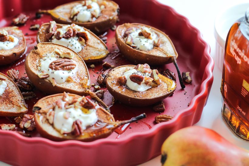 Pečené hrušky s řeckým jogurtem a ořechy