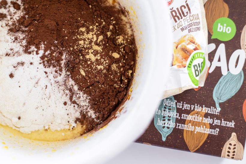 Obrátený hruškový koláč zo špaldovej múky