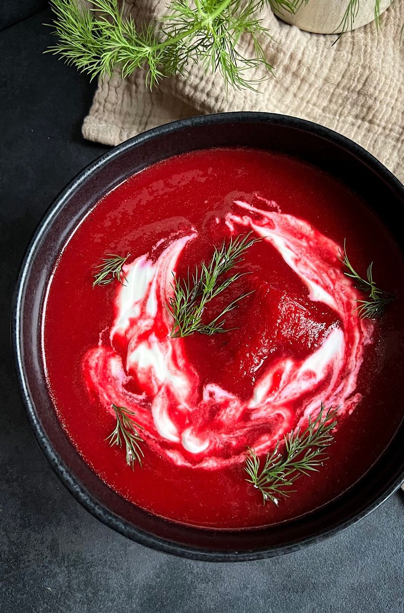 Vegetariánský boršč se zakysanou smetanou