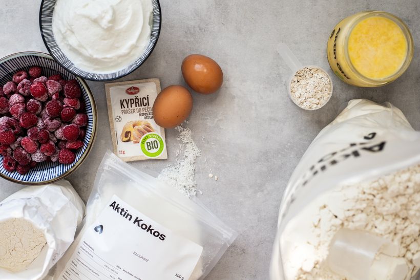 Nadýchaný jogurtový koláč s lesním ovocem a ovesnou drobenkou