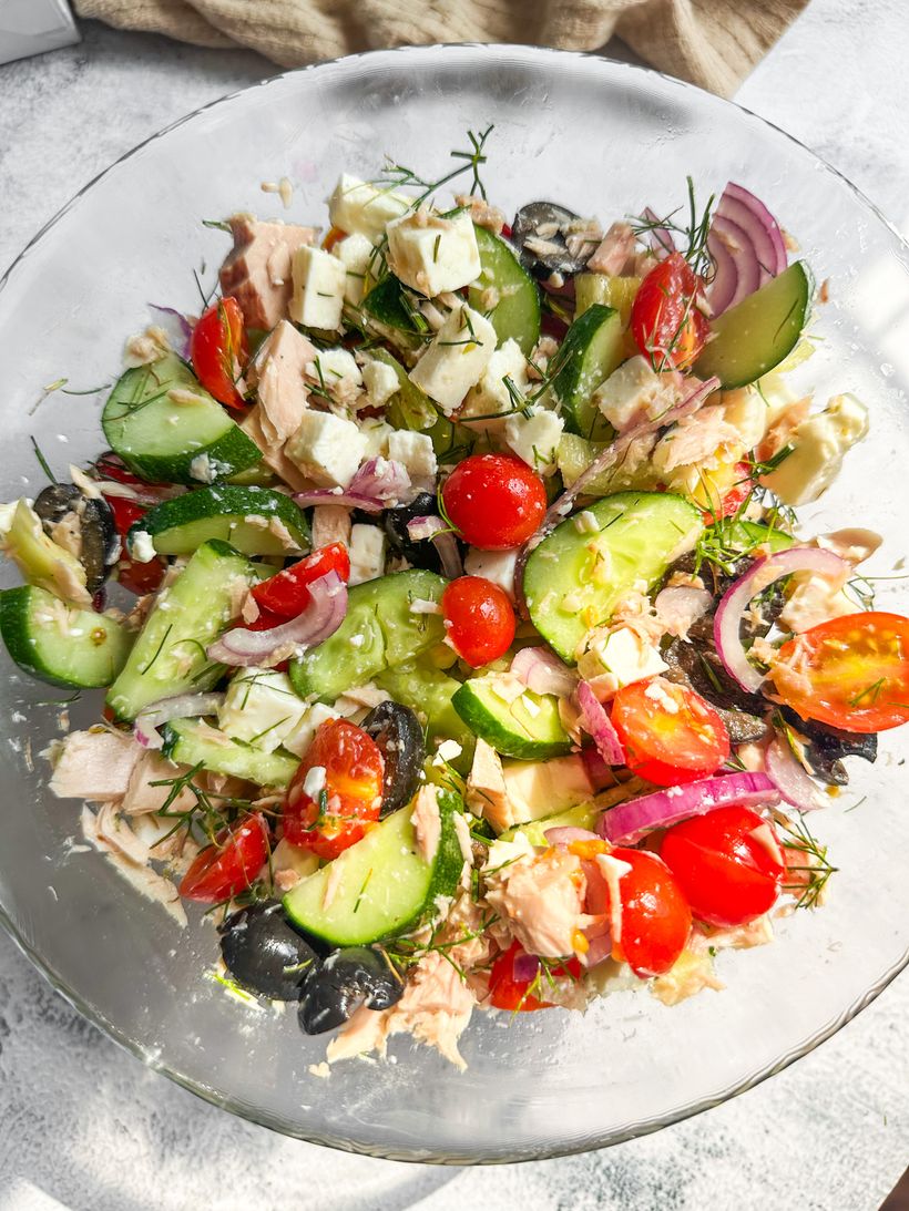 Tuňákový salát s olivami a fetou
