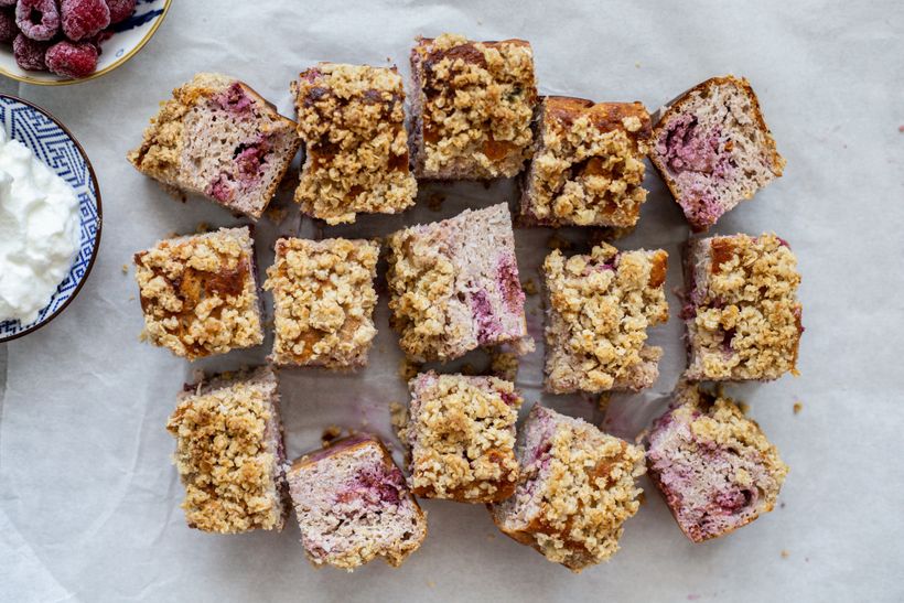 Nadýchaný jogurtový koláč s lesním ovocem a ovesnou drobenkou