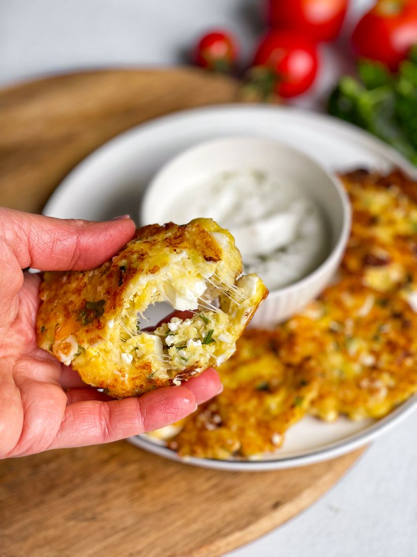 Herzhafte Syrniki mit Käse und homemade Dip