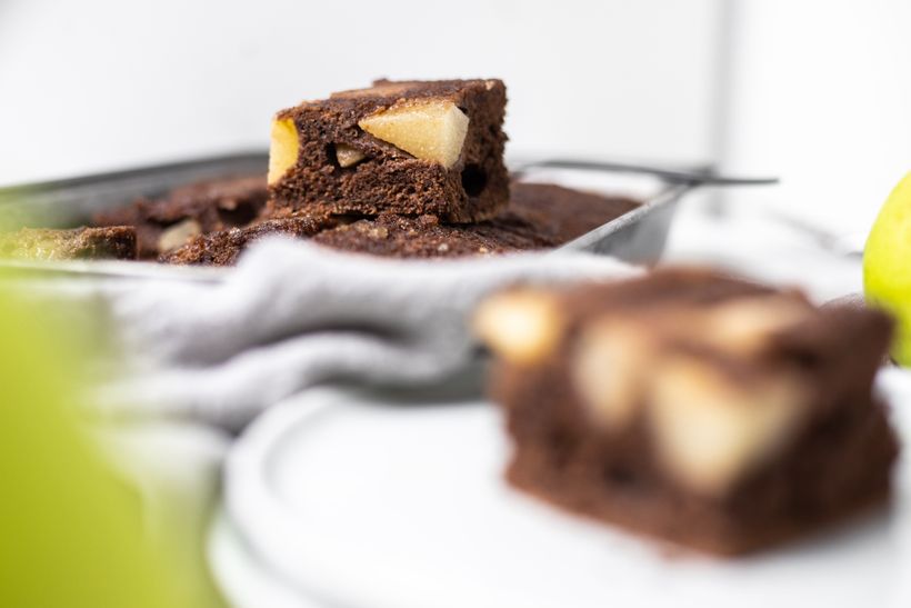 Obrátený hruškový koláč zo špaldovej múky