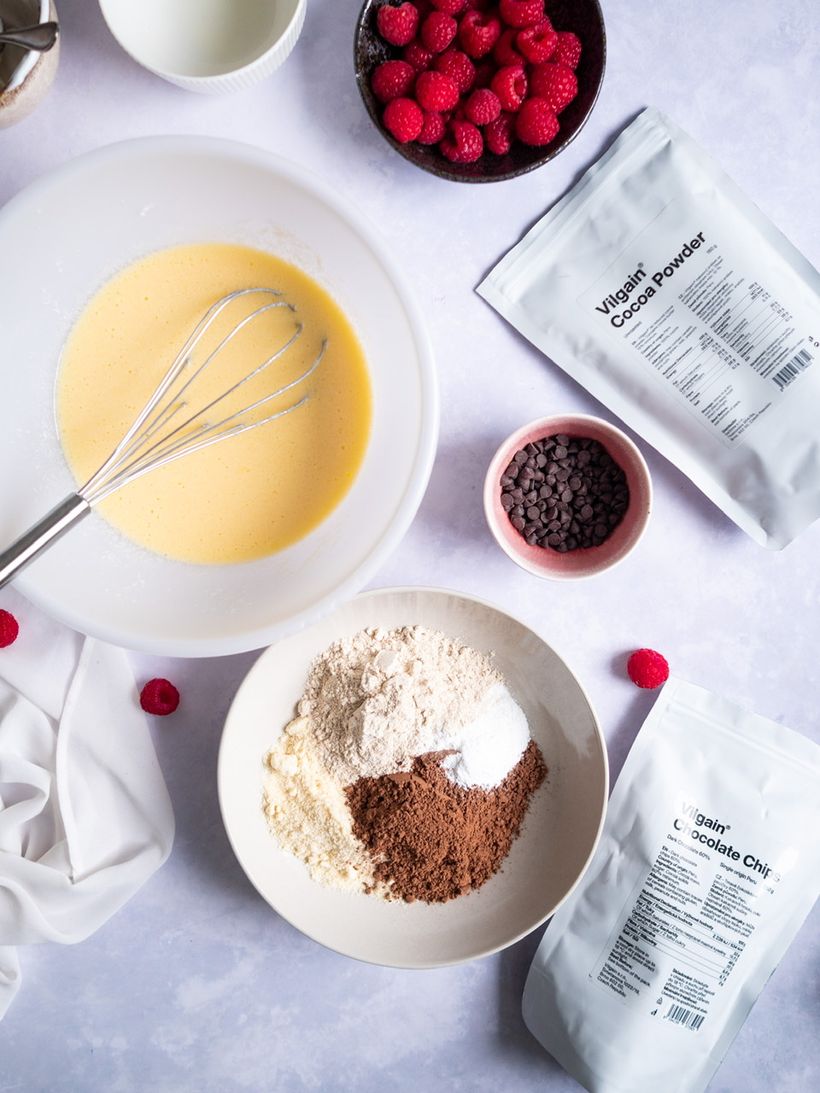 Vláčné čokoládové muffiny s malinami