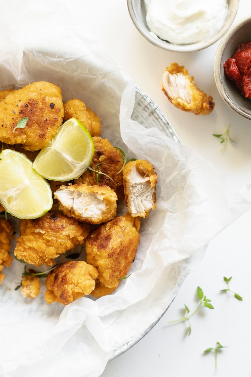 Chicken Nuggets mit Cornflakes in der Pfanne