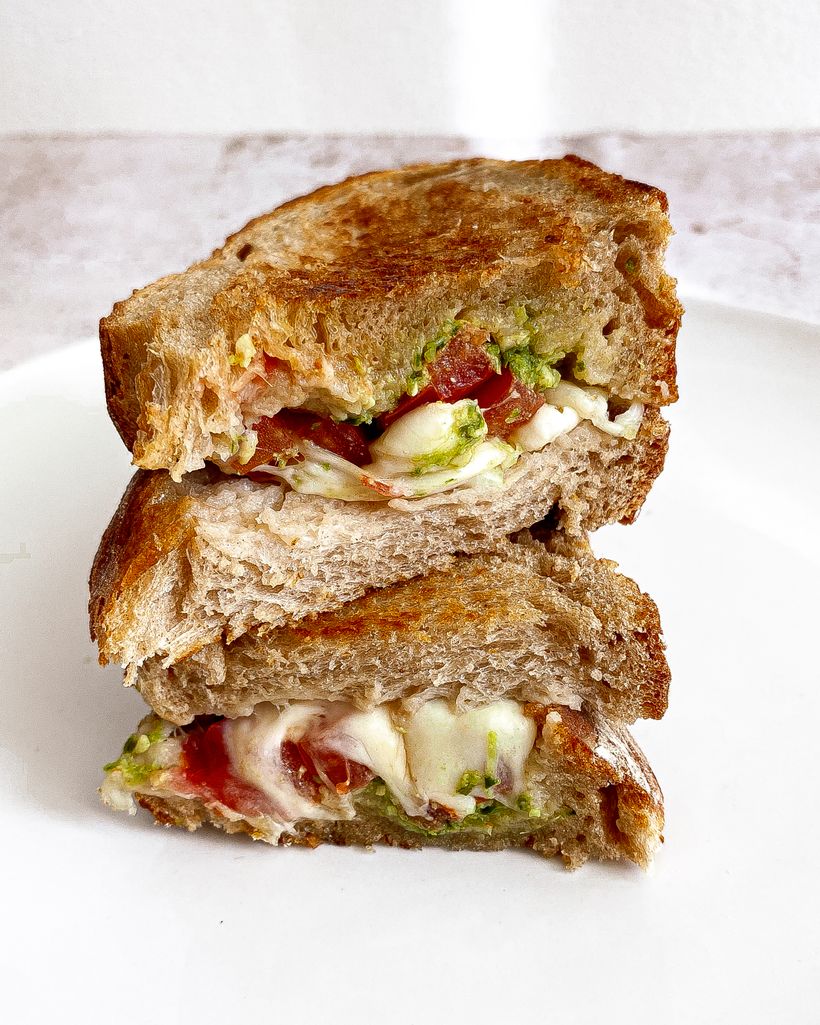 Caprese sandwich s bazalkovým pestem