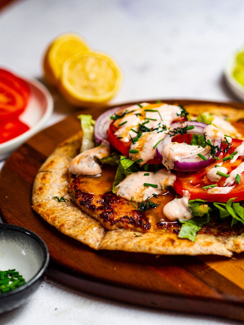 Burger cu pui smash tortilla
